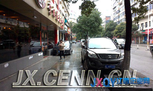 李記蓮花血鴨酒店門前霸道停車 盲道竟成“忙道”