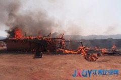 贛縣一磚廠遭“火魔”吞噬 消防半小時滅火