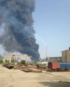 大連一石油廠發(fā)生爆炸 黑色油點(diǎn)濺落滿(mǎn)地